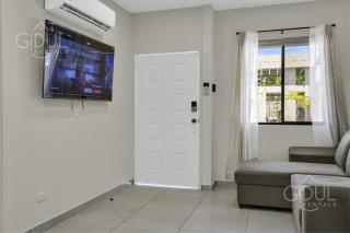 Luxe APT next to the Airport - Wifi, pool, AC - 8