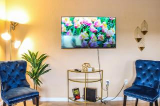 Artsy Getaway with Vibrant Design Flair - 1