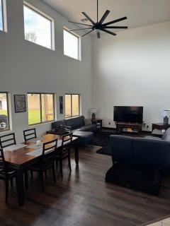 Luxury Room - Queen Bed, Pool & Fast Wi-Fi! - 6