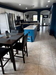 Luxury Room - Queen Bed, Pool & Fast Wi-Fi! - 2