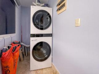 1 min walk beach,bars,grocery - 1