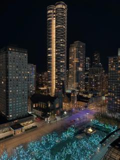 Luxe 2BR 2BA l City Mountain Views l Central Vancouver l Free Parking - 4