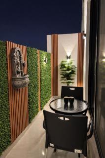 A luxurious apartment in Al-Wadi neighborhood with a private outdoor seating area - 8