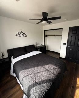 Luxury Room - Queen Bed, Pool & Putting Green - 0