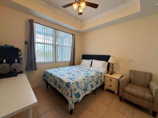 NEW Seaside Escape Queen Studio near Naples - 0