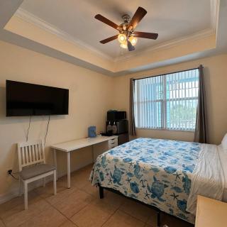 NEW Seaside Escape Queen Studio near Naples - 4