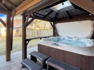 Serene 4BR - Hot Tub - BBQ - Foosball - Beach & Lake - 2