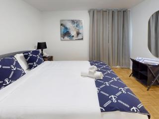 Serene 4BR - Hot Tub - BBQ - Foosball - Beach & Lake - 1