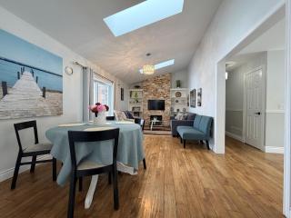 Lake Scugog Waterfront Escape with Fire Pit, Canoes & Kayaks and Games - 5