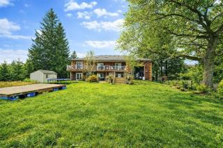 Lake Scugog Waterfront Escape with Fire Pit, Canoes & Kayaks and Games - 2