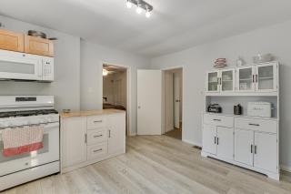 Spacious Chicago Group Home! Walk to Train & Eats - 1