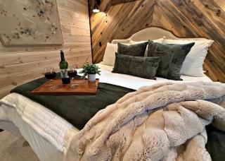 NEW Woodland Escape with Spa & Fire pit - Sleeps 4 - 8