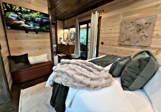 NEW Woodland Escape with Spa & Fire pit - Sleeps 4 - 5