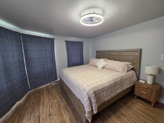 2 Bedroom with King Suite, Large Space, Pet Friendly, Steps from Downtown Jolie - 8