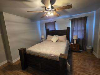 2 Bedroom with King Suite, Large Space, Pet Friendly, Steps from Downtown Jolie - 5