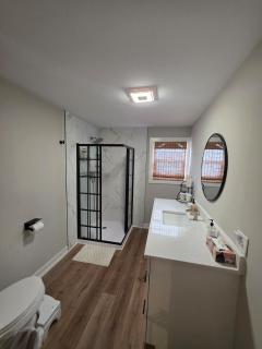 2 Bedroom with King Suite, Large Space, Pet Friendly, Steps from Downtown Jolie - 1