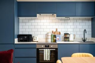 NEW Central Stylish 2Bed-2Bath-By FabAccommodation - 5