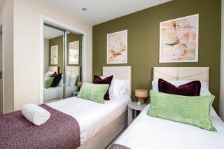 NEW Central Stylish 2Bed-2Bath-By FabAccommodation - 3