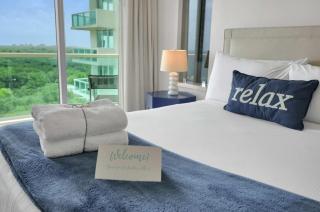 Modern 1BR at Arya Bay Views with Balcony and Pool - 9