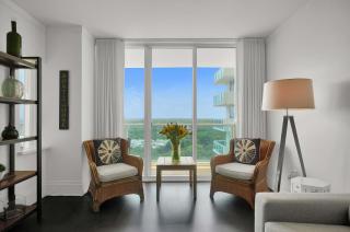 Modern 1BR at Arya Bay Views with Balcony and Pool - 8