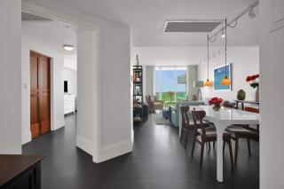 Modern 1BR at Arya Bay Views with Balcony and Pool - 3