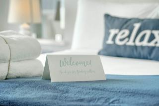 Modern 1BR at Arya Bay Views with Balcony and Pool - 6