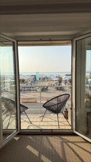 Knokke zeedijk met frontaal zeezicht nabij Rubensplein en casino, 20m van het strand - 1