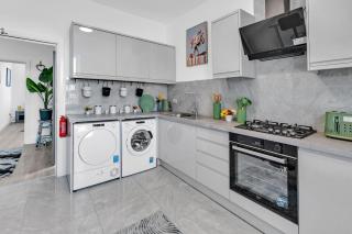 Spacious 3 Bedroom Contractor and Family Home - 6