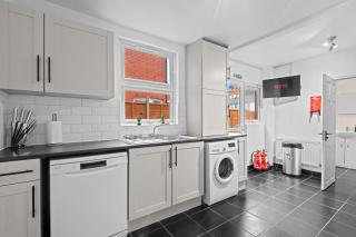 Stylish & Spacious 3-Bed Home, Contractors & Groups Welcome, Free Parking - 7