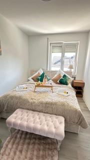 Familienhaus, ca 10 min von Legoland entfernt,Sonnige Familienfreundliche, große Wohnung 100 m2, fürs erste Frühstück gefüllten Kühlschrank,wunderschönen Balkon, Whirlpool im Garten, privaten Parkplatz My Luxury Apartments Denzingen - 9