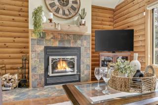 New! Cozy Log Chalet Near Slopes + Hot Tub - 7
