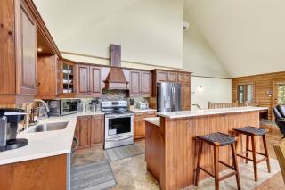 New! Cozy Log Chalet Near Slopes + Hot Tub - 5