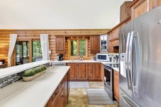 New! Cozy Log Chalet Near Slopes + Hot Tub - 4