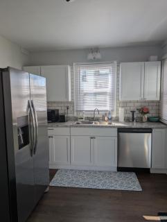 Modern Cozy, Free Parking, Near Downtown - 5