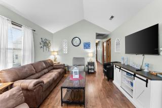 Modern 3BR Condo with BBQ Grill, Outdoor Shower and Reserved Parking - 0