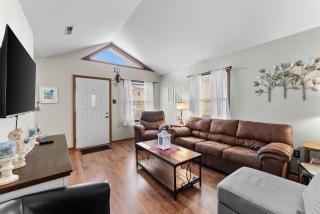 Modern 3BR Condo with BBQ Grill, Outdoor Shower and Reserved Parking - 7