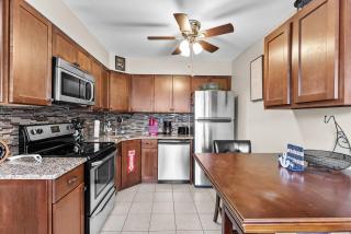 Modern 3BR Condo with BBQ Grill, Outdoor Shower and Reserved Parking - 4