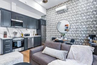 The McCaul by Casa Hotels - Cozy Queen Suite with Laundry in DT - 1