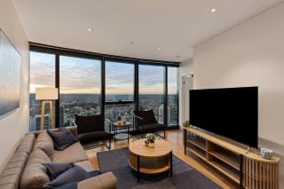 Skytower 72nd Floor 3BR with Parking, Pool and Gym - 2