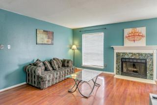 2 Mi to Hospitals! Houston Condo with Pool Access - 6