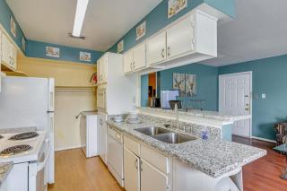 2 Mi to Hospitals! Houston Condo with Pool Access - 2