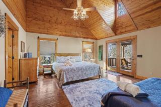 Vintage Luxury Mountain Cabin, Creekside, King Bed, Spa, Fire Pit, Game Room, DogsOk - 3