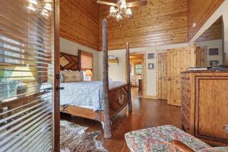 Vintage Luxury Mountain Cabin, Creekside, King Bed, Spa, Fire Pit, Game Room, DogsOk - 2
