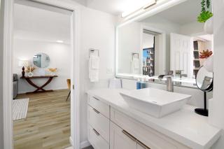 Waikiki Banyan Fabulous Ocean View Condo with Free Parking - 4