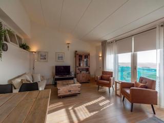 Bright Coastal Hideaway - 4