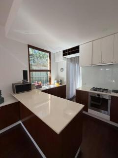 Private quiet bedroom with ensuite and parking, Chapel St, Sth Yarra - 2