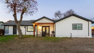 3BR Home with Patio and Grill Sleeps 6 Comfortably - 0