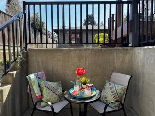 Spacious suite steps from greenway - 5