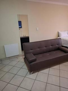 Serene 1-Bedroom Apartment in Bloemfontein - Ideal Retreat - 7
