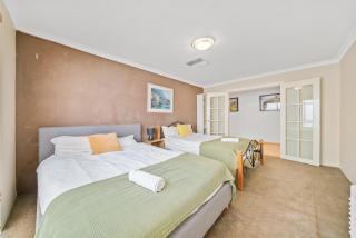 Perth Airport Stay 5BR House with 6 Beds &Parking - 6